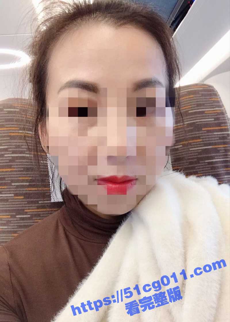 武汉大学女教师千里送逼 淫荡母狗宾馆毒龙肛交舔脚 极品反差太骚了！