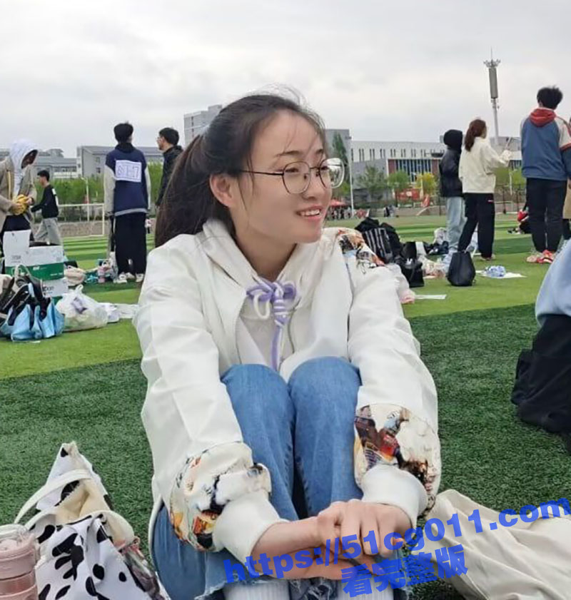 十个眼镜九个骚 河南郑州旅游管理学院高颜值反差婊 和男友性爱视频合集流出！