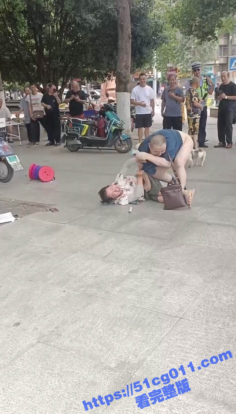 老逼灯当街打人就算了 还把裤子脱了 鸡鸡漏出来后一直被大妈狂踢 吃瓜群众直呼精彩
