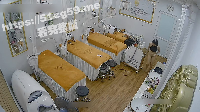 黑客破解美容院摄像头 偷看美女自己动手用激光脱阴毛保养私处 一阵火光电石之后除毛工作顺利完成