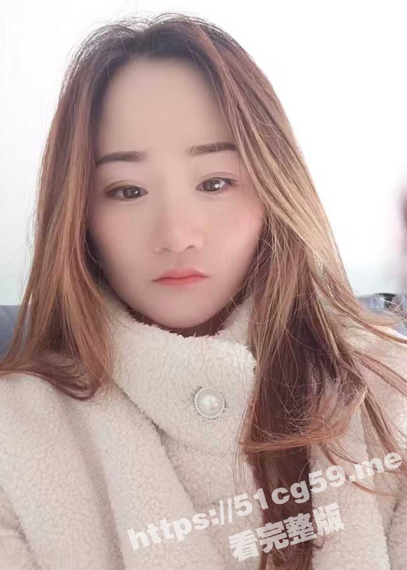 这种还钱方式真的爽死了！年轻少妇借钱无力偿还 被纹身哥带到酒店找朋友玩3P