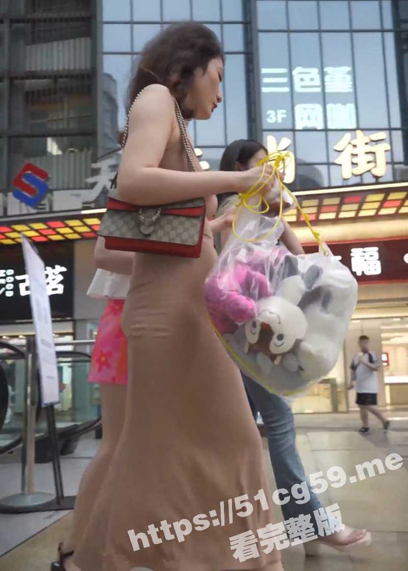 尾随偷拍系列！清凉开衩裙美女逛街性感翘臀配骚丁露毛 透明三角底裤正面抄底黑森林！