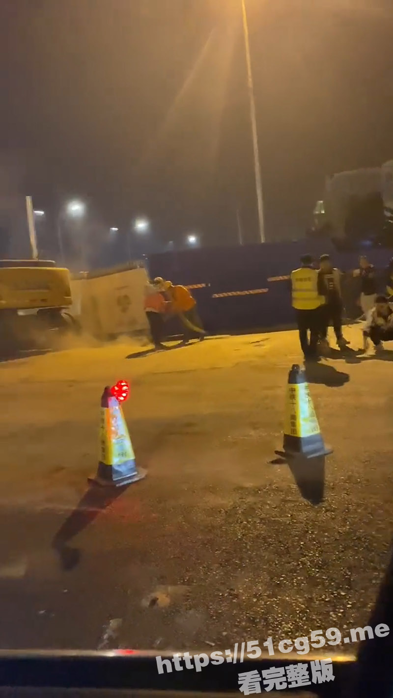 全裸宝马女夜闯工地 骚鸡翘臀眼镜母狗 开着宝马带着主人 来到工地全裸露出 期待着自己被轮奸