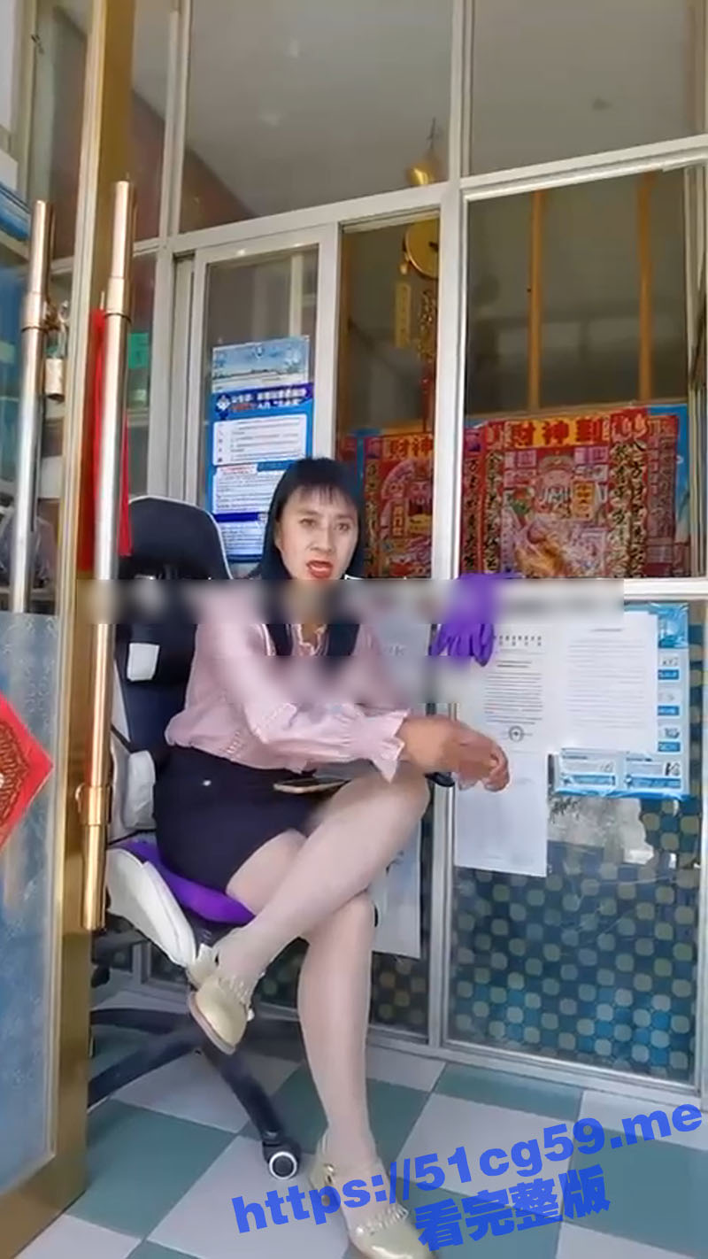 嫖娼偶遇老骚鸡 黑丝腿还不错但脸拉胯 老哥还没操上就被阿姨直接拒绝了！