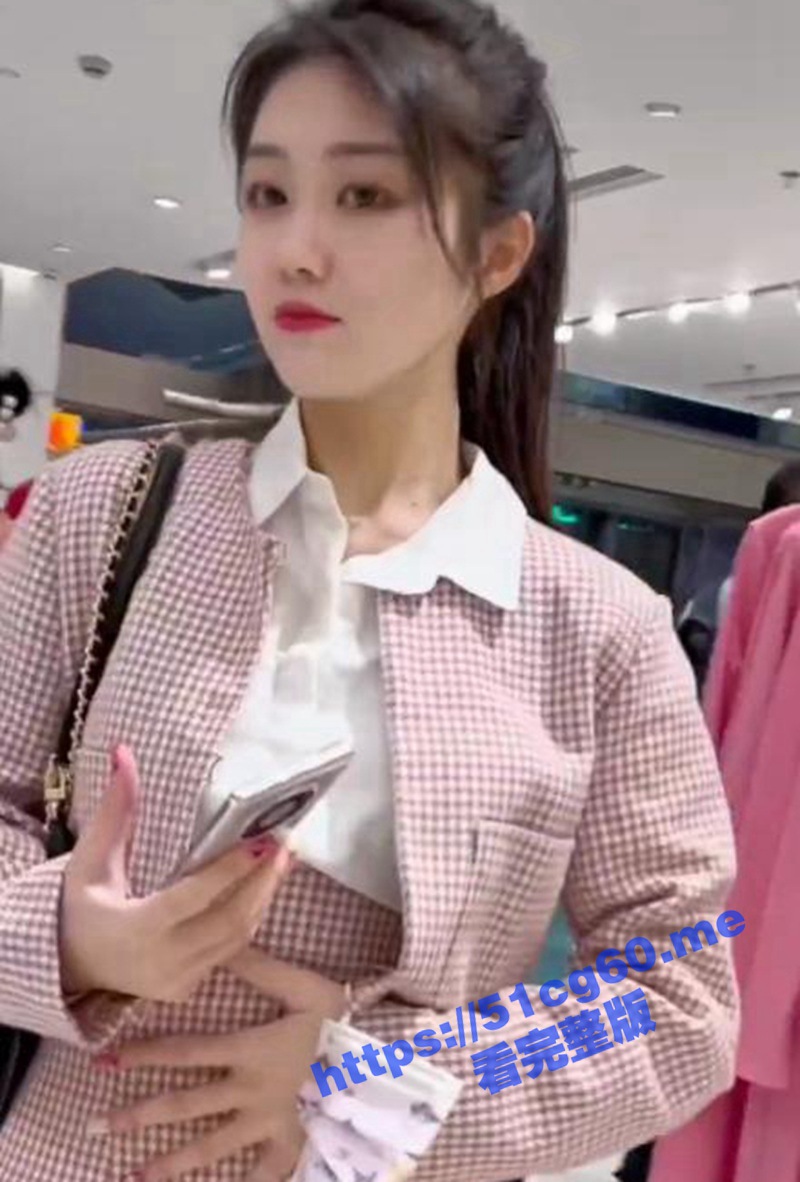 湖南长沙清新颜值短裙小姐姐被抄底偷拍！排卵期白色内裤都湿透了！女孩子都这样吗？