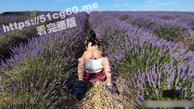 美女留学生为求刺激和大鸡巴洋男友来到户外打野战 在鸟语花香的薰衣草的花海里女上位疯狂打桩无套内射
