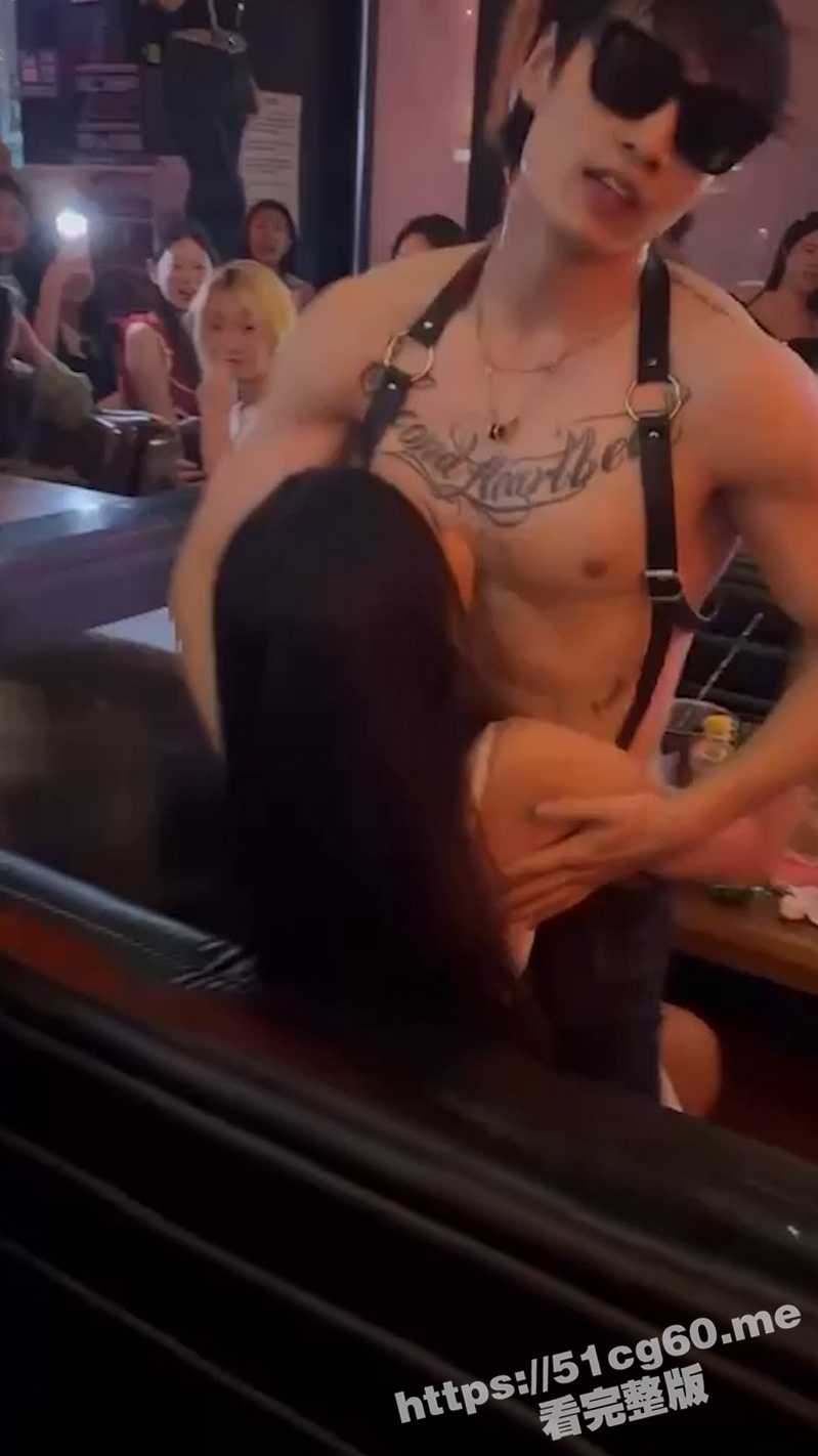 夜店小姐姐重金点肌肉男模玩 骚女都爱这一口 下面肯定湿透了太刺激！