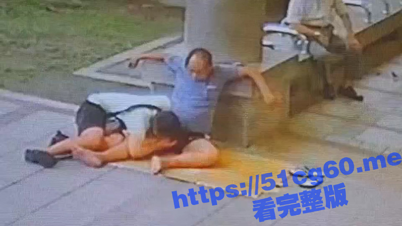 震撼我一年啊 现在的GAY连老头都不放过么 偶然拍到一哥们 在江边给老头口交 快给我看吐了