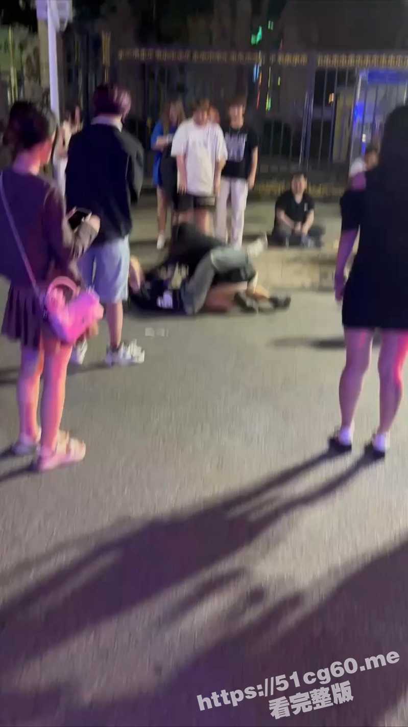 天津工体小仙女暴揍细狗 小坦克把男人按在地上狂锤 太猛了！