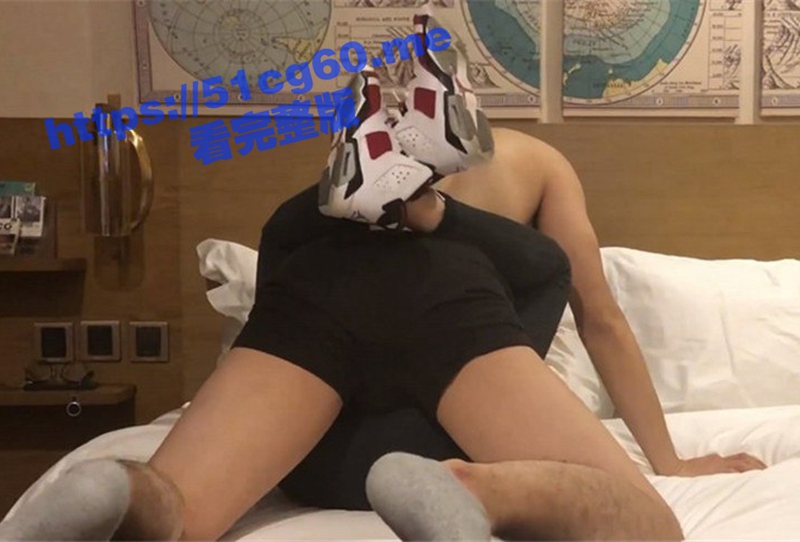 体育生狂蹬穿AJ的美艳骚妇！少妇穿着AJ被扒下裤子直接插入 淫荡浪叫“使劲操我”干的白浆四溢！