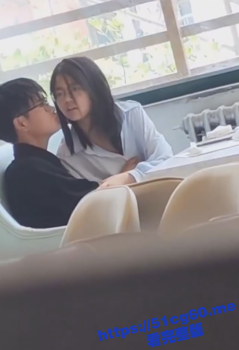 偷拍眼镜娘学妹图书馆当众打飞机 小手熟练撸屌忘情服务男友 真是太反差了