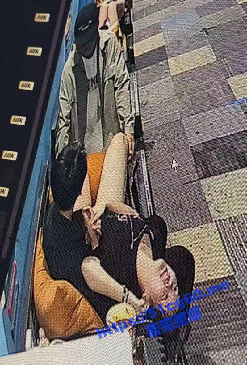 河南洛阳小情侣在台球厅放肆亲热揉奶抠逼！男生好朋友在一旁指导 这是想3P啊！