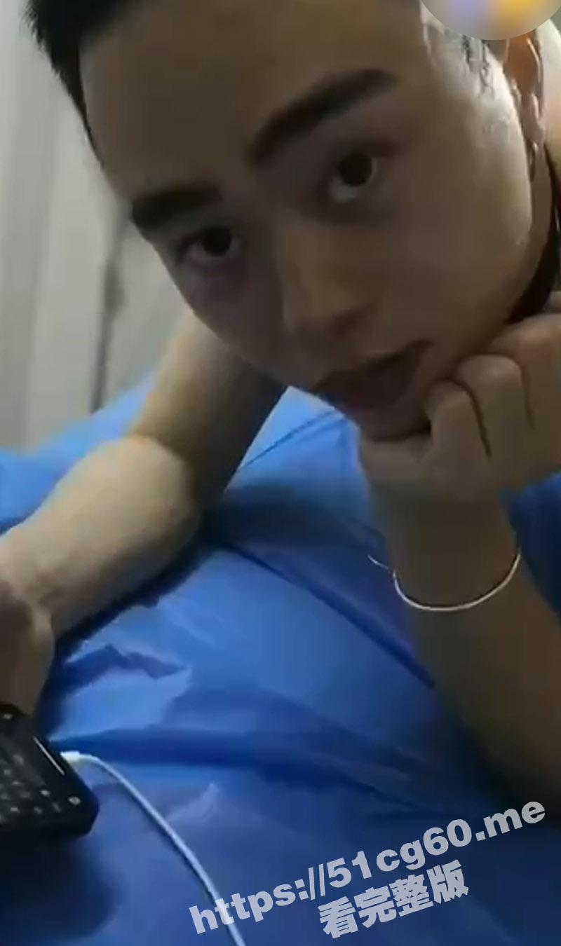 基佬菊花纹身 这菊花一看就知道是饱经风霜 身经百战了 屁眼子洞口发黑 松得不行