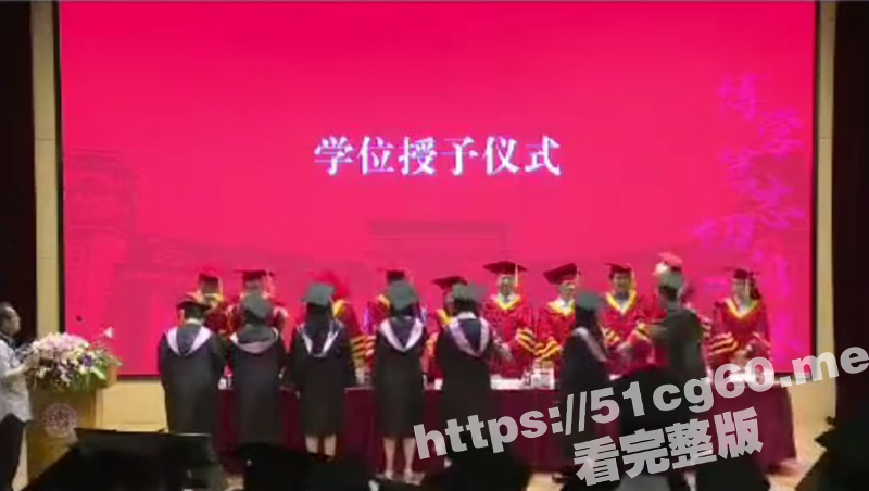复旦院长被揍了 复旦大学法学院毕业典礼 毕业生出其不意 给院长一记右勾拳 据说学校风气极其败坏