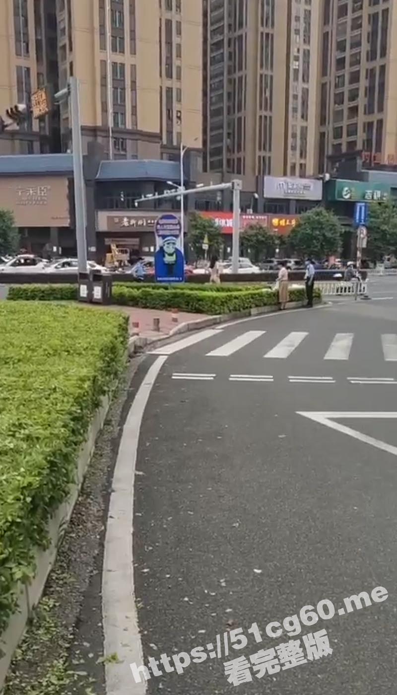 广西贵港裸女街头狂奔 警察叔叔合围抓捕 女子歇斯底里挣扎拖走 不知受何刺激