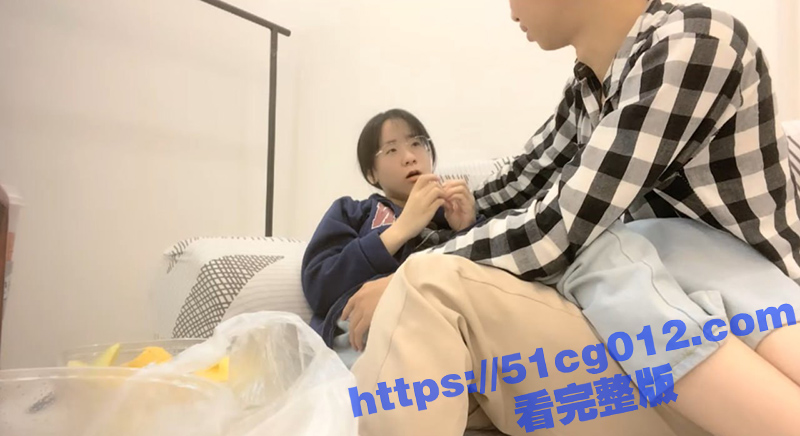 瘦猴先生探花泡良佳作 理工大学生眼镜妹 还是个白虎骚妹 爆操起来别有一番风味