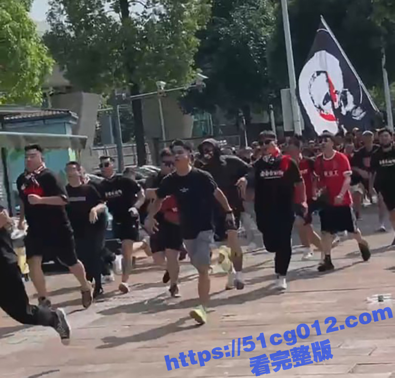 国内球迷打群架现场 警察都拦不住 当着警察的面互殴 这才是男人该干的事 看着就浑身舒爽