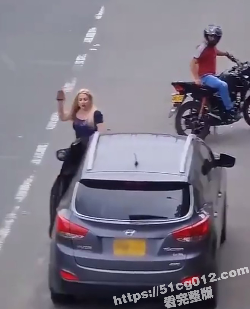 欧美车震高手 男子和妻子闺蜜偷情 捉奸现场都能跑 这要是没监控 金发女可能这辈子也发现不了