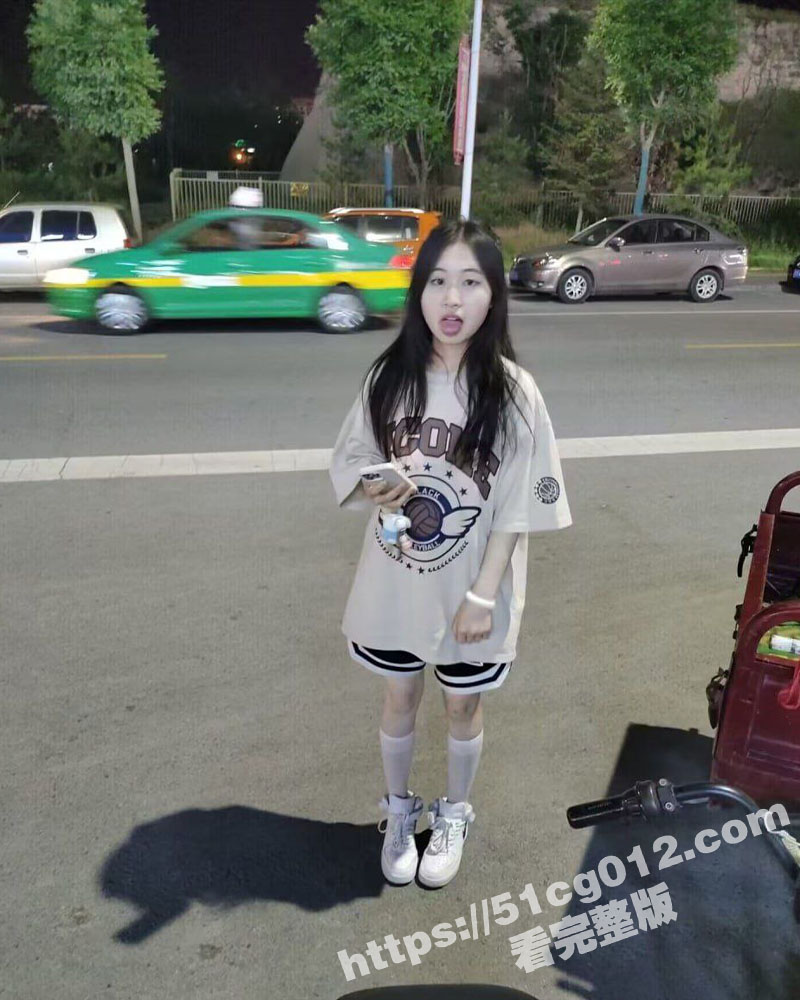 兰州反差萌妹 与男友裸聊口交的视频流出 可爱嫩妹在卫生间里时不时露出小穴勾引男友 十分反差！