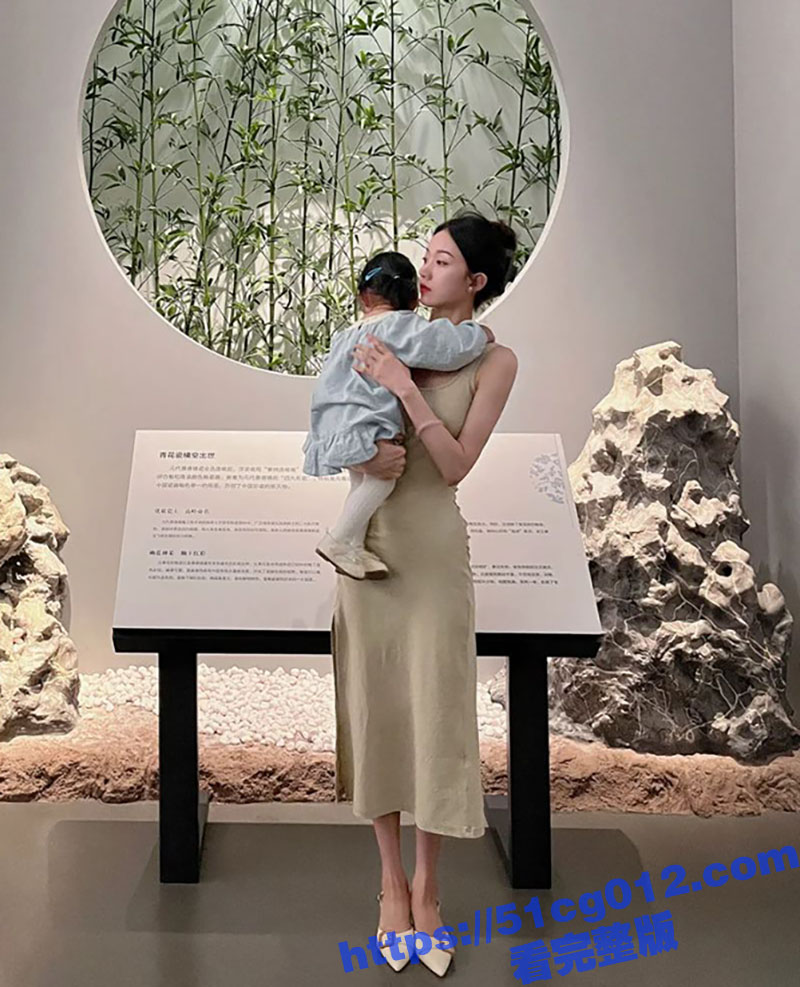 济南90后瑜伽老师 何瑾雯 完美身材女神孕期出轨 挺着个大肚子给炮友操 也不怕操流产了