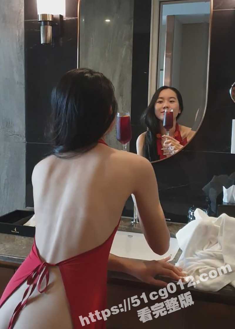 越南OF人气女网红 melyll 高颜值眼镜妹 全素颜露脸 淫荡性爱 主打一个真实！