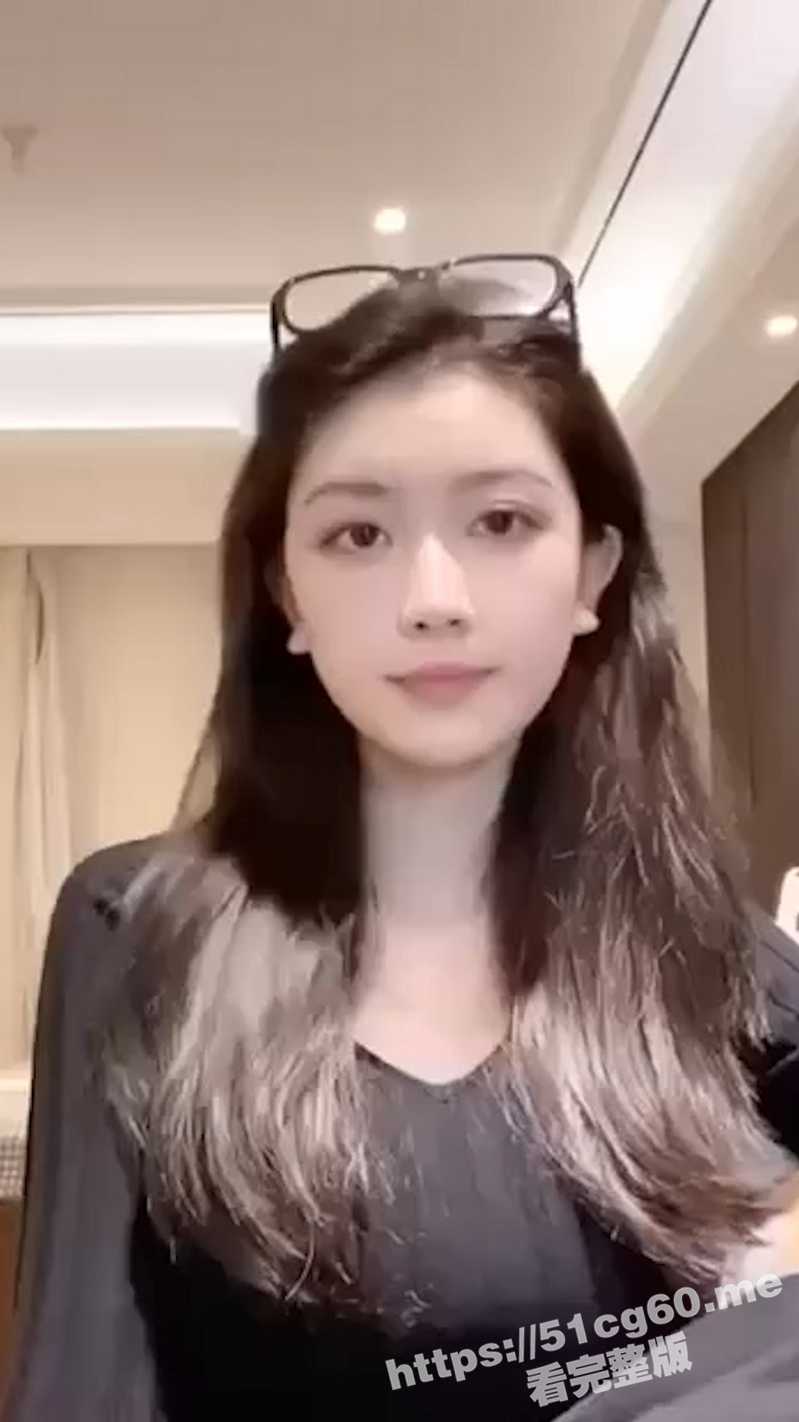 公司极品白虎黑丝同事被拿下 在办公室就忍不住的要输出！叫声太大差点被发现 太刺激了！