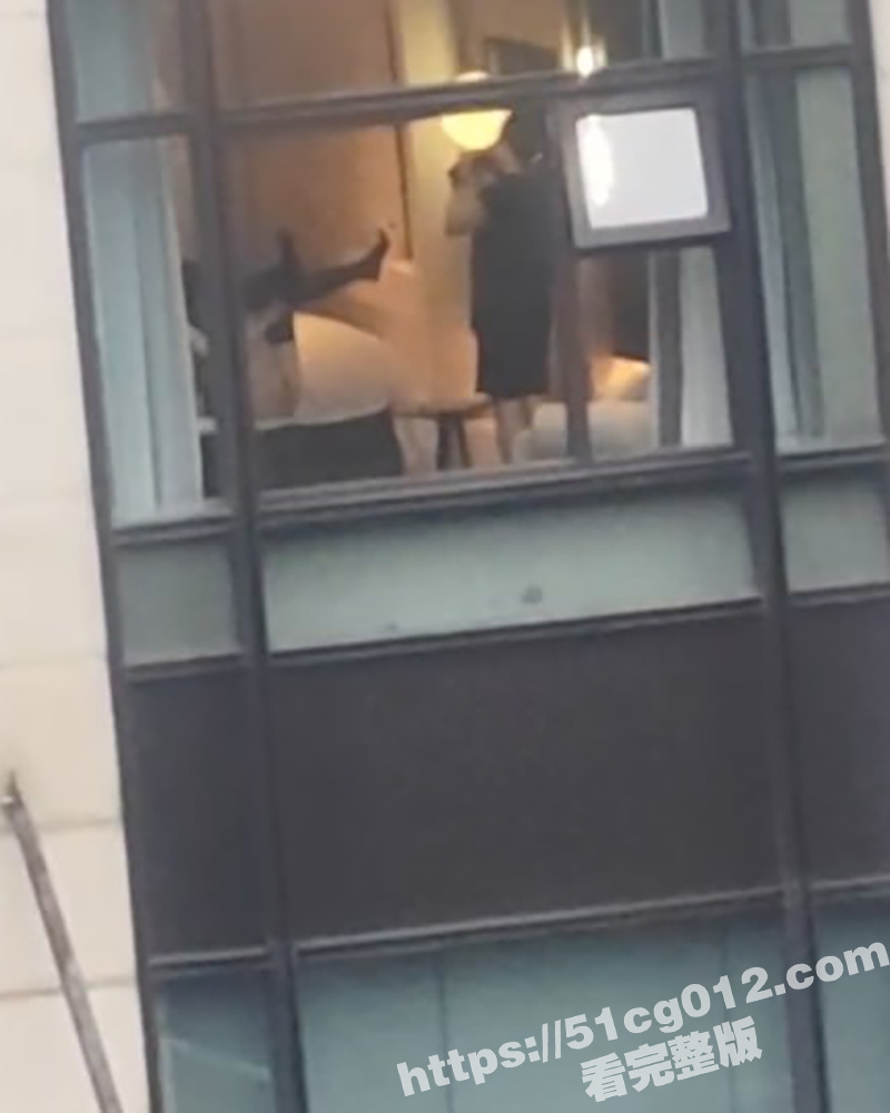 偷拍隔壁酒店 摄影大神私拍性感模特 这骚模身材是真顶啊 突然想换职业了 还是摄影师有前途啊