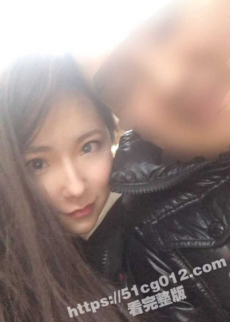 重庆极品反差人妻出轨性爱视频曝光 开档黑丝肉欲满满 翘起肥臀迎接情人大屌后入！