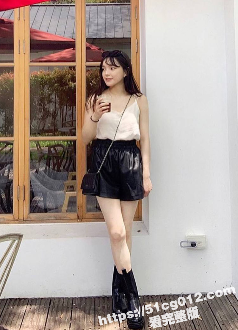 广东南华工商职业学院 清纯学妹马淑瑶 穿上衣服娇嫩可爱 但里面却丰满诱人 丰乳肥臀极品尤物啊