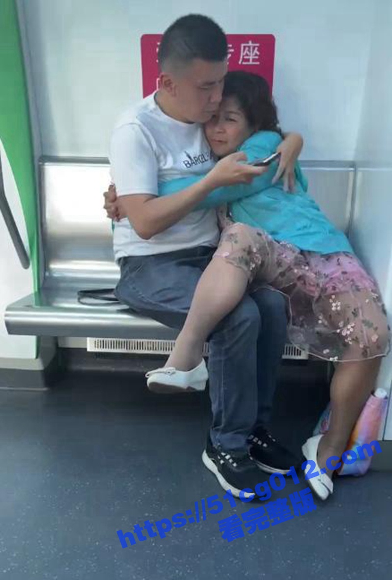 杭州地铁6号线一对中年男女爱心专座上旁若无人 舌吻亲热摸胸搓穴 就差脱裤子开操了！
