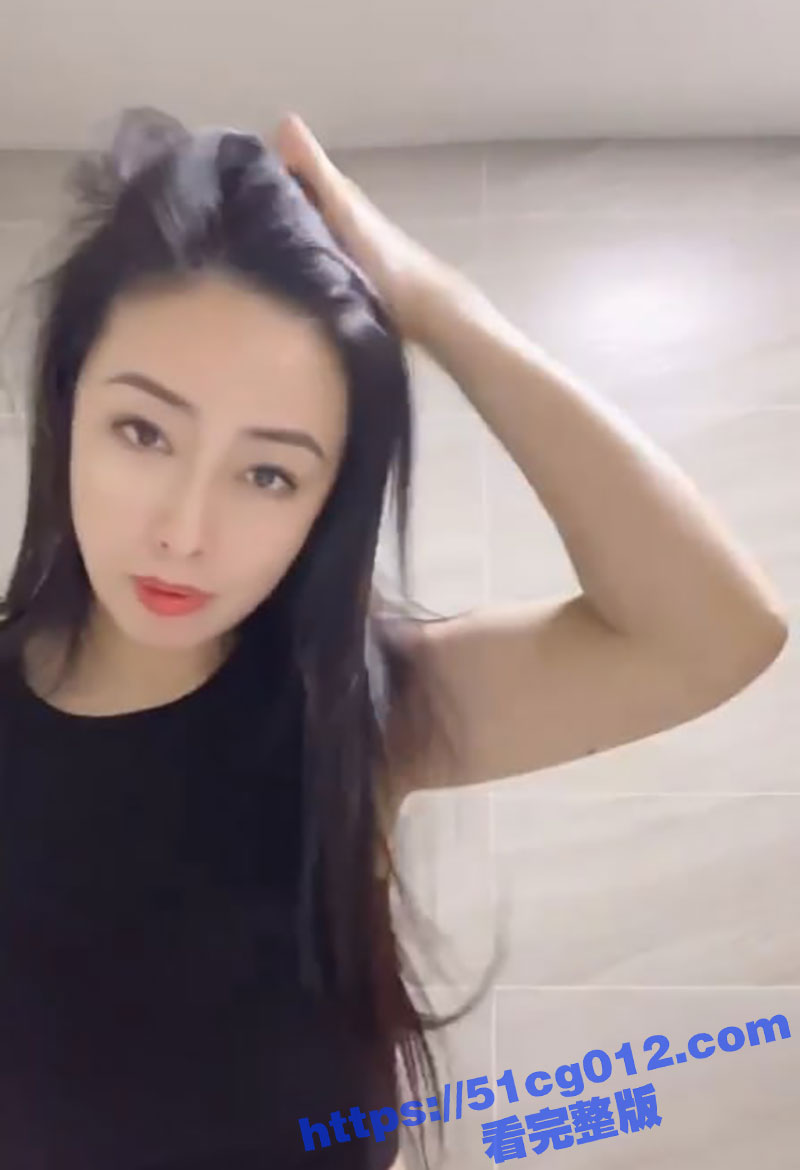 广州巨乳熟女人妻 徐璐 为情夫录制揉奶自慰视频 天生媚骨表情风骚勾人
