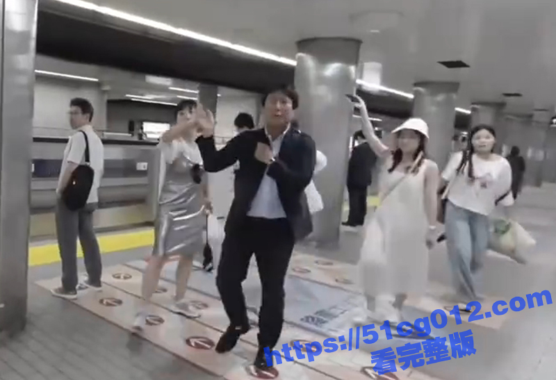 日本旅游遇电车痴汉 中国姑娘愤起直追 其他中国游客合力围剿猥琐男 日本变态是真多啊