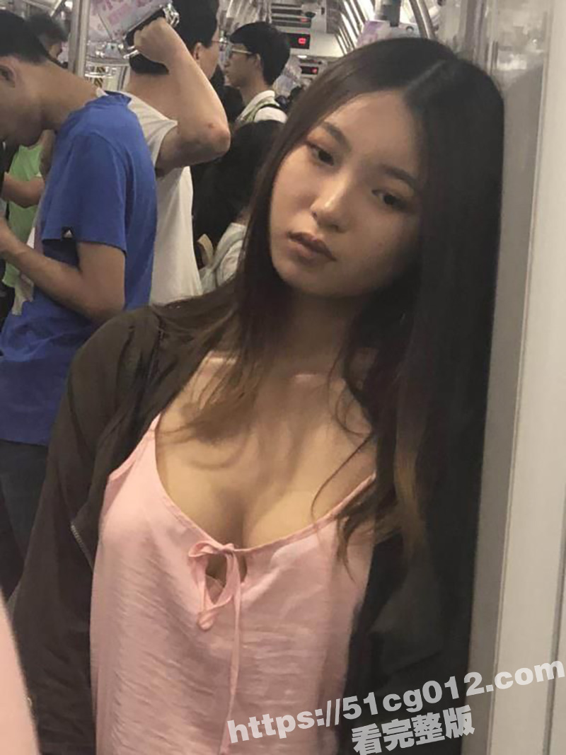 地铁偶遇的大奶小姐姐 颜值超级清纯 两个大奶子硕大无比 感觉奶头都快露出来了 这样的你们爱了么