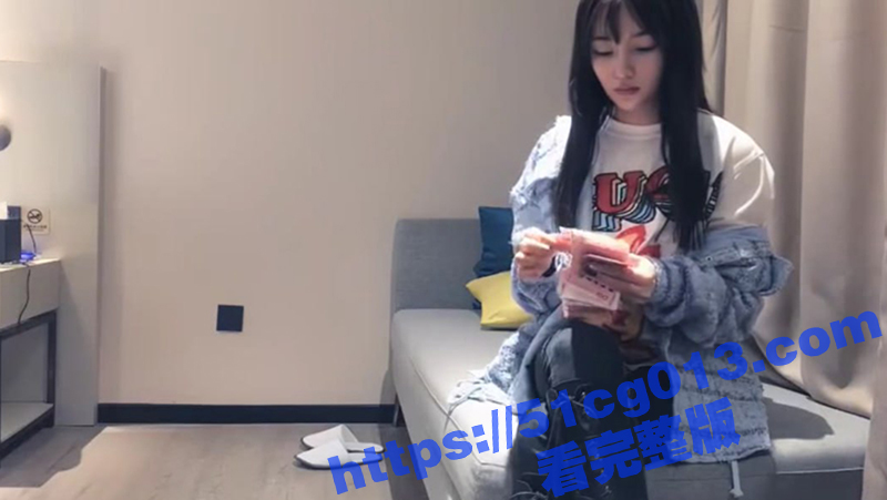 战狼行动深夜场！肌肉男约了个高颜值极品外围 白虎鲍鱼粉嫩 穿上黑丝情趣内衣 沙发上被多姿势爆操！