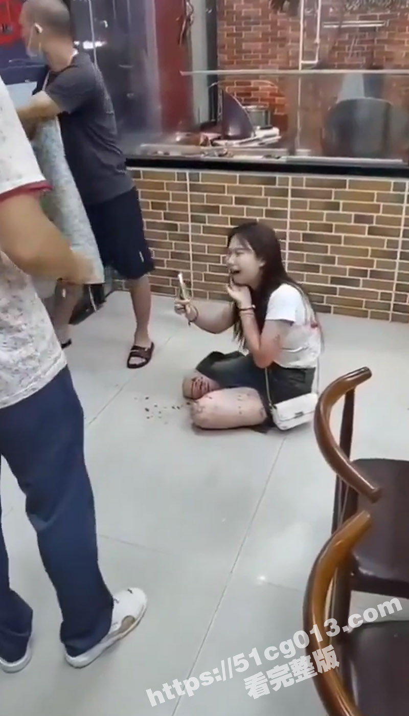 网传东莞一人妻跟情夫开房遇到自己老公 情夫被当场捅死 自己身中一刀后躲到餐馆捡回一条命