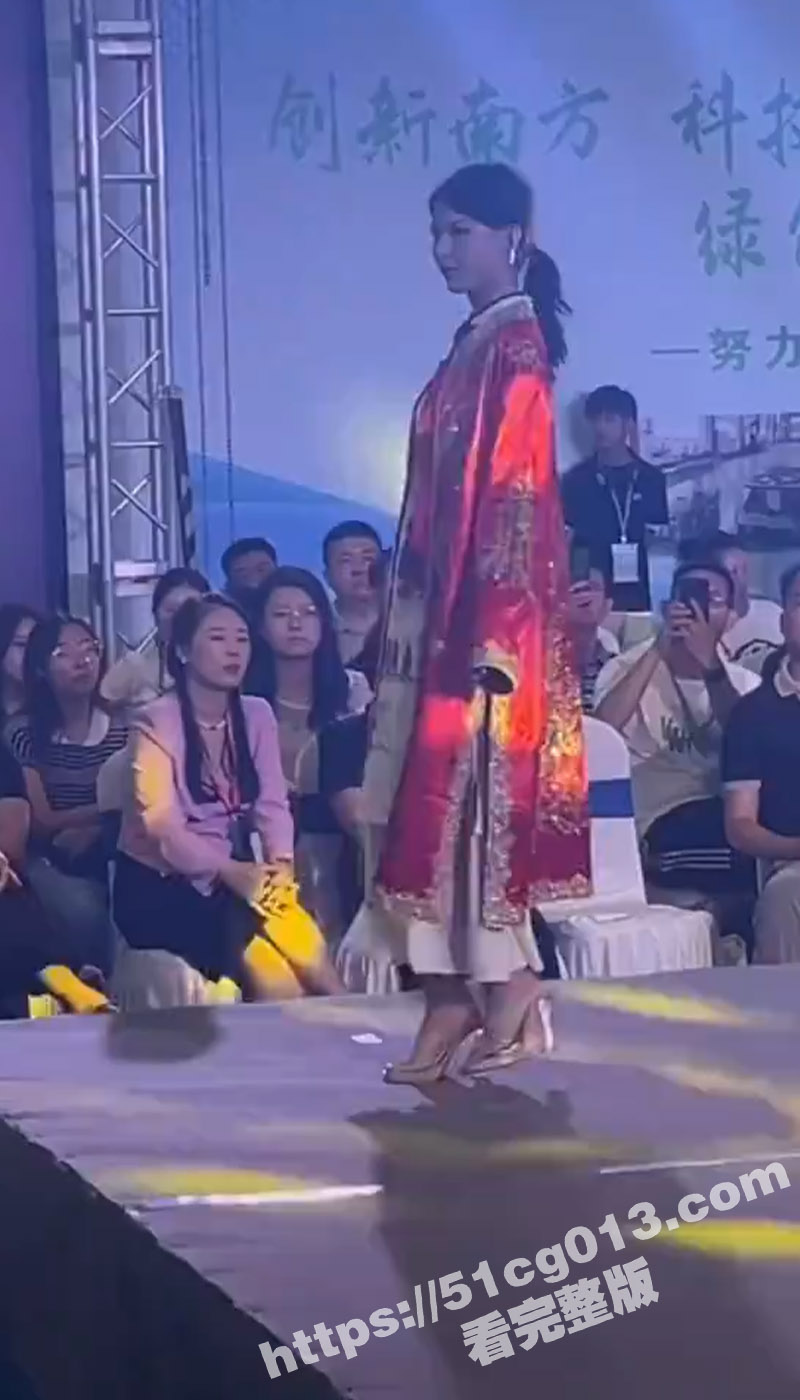 寿衣美女走秀展览你看过吗？天津举办“神州殡葬科技文化节” 寿衣时装秀 看完都让人有想死的冲动！