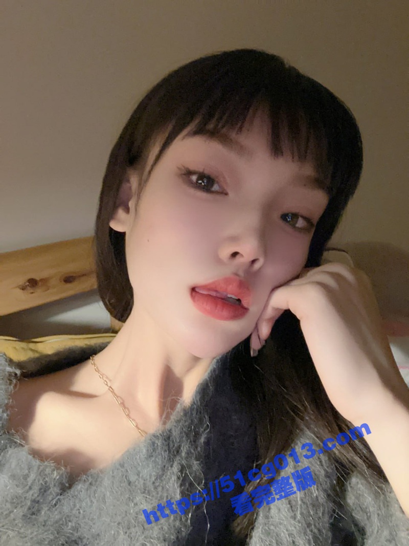 反差眼镜婊长相甜美 神似李小璐 在线深喉口交 口暴吞精 用力吮吸堪比全自动飞机杯！