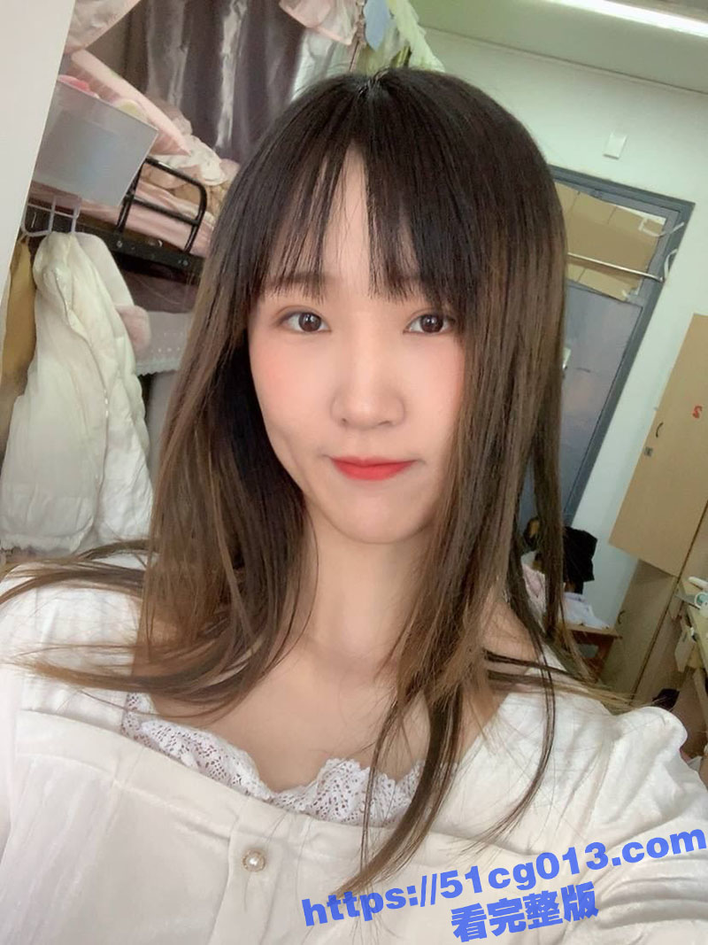 扬州职业大学 谢芸姗 身材很好的女大学生 皮肤很嫩美腿翘臀 年纪轻轻这么骚 手机泄密视频流出