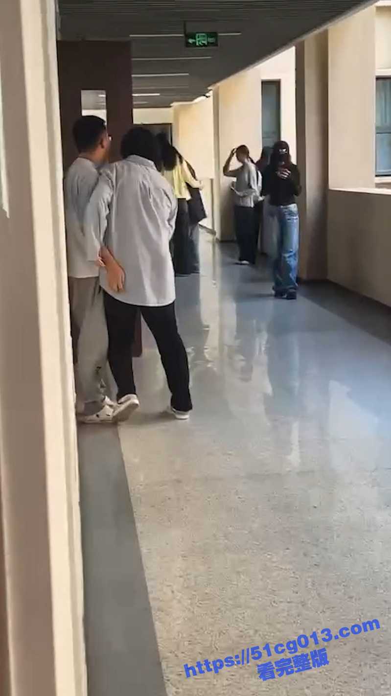 两位同学趁课间休息时间 大庭广众之下疯狂摸奶 这位男同学是真饿啊！完全不挑食！