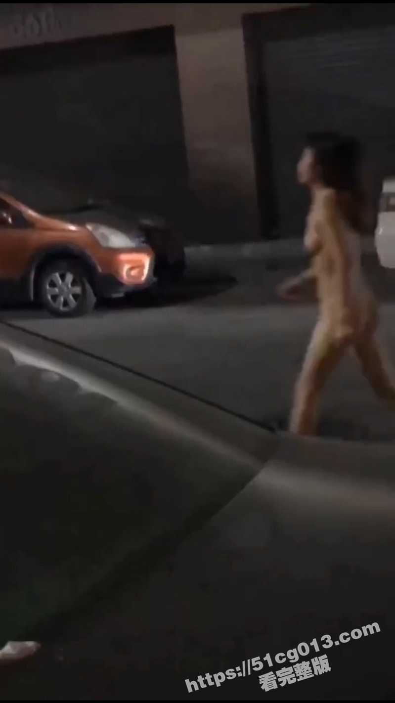 广东佛山 情侣吵架有纠纷 女友全裸在大街上追着男的打 这妹子是真的虎啊！