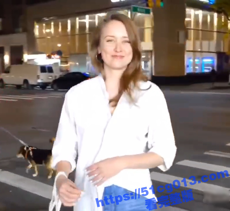 金发洋妞玩的就是开放 在街上公然露奶展示美乳 洋妞人美奶也美 就连乳头都还是粉色的