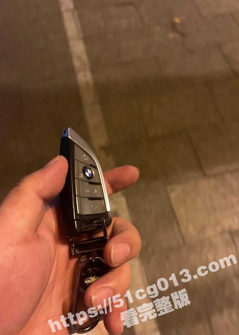约炮少妇邻居 小少妇主动要求车震！穿上护士服在车水马龙的路边 爆操人妻！