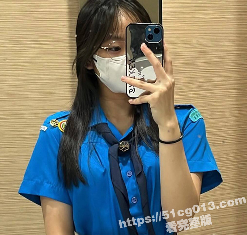 香港18岁学生嫩妹 曾昀茹 大奶翘臀的极品骚货 给网友看身材展示和奶子 不雅视频曝光 眼镜妹真是骚啊