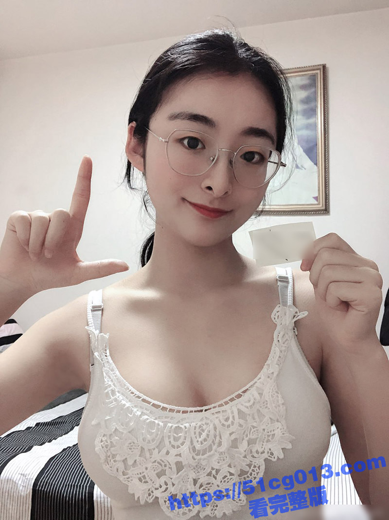 举牌圈反差露脸美女 白嫩美腿粉嫩小穴 应大神一少定制情趣淫照 自产圣水浇头 舔食道具双插自慰高潮