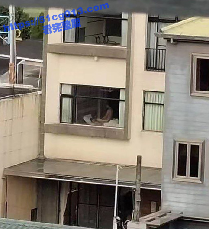 夫妻大白天做爱不拉窗帘 可便宜对面工地的工人了 一个个活都不干了 连望远镜都用上了