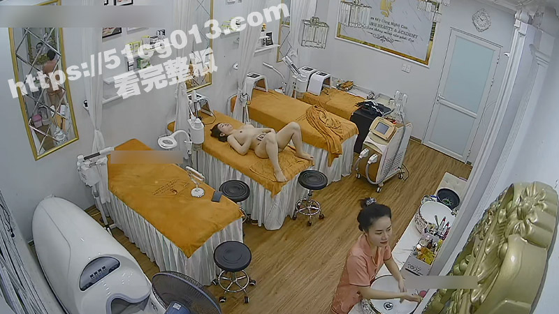 黑客破解美容院监控摄像头！几位大奶美女少妇赤裸躺在床上激光除毛保养私处 场面异常的热闹香艳