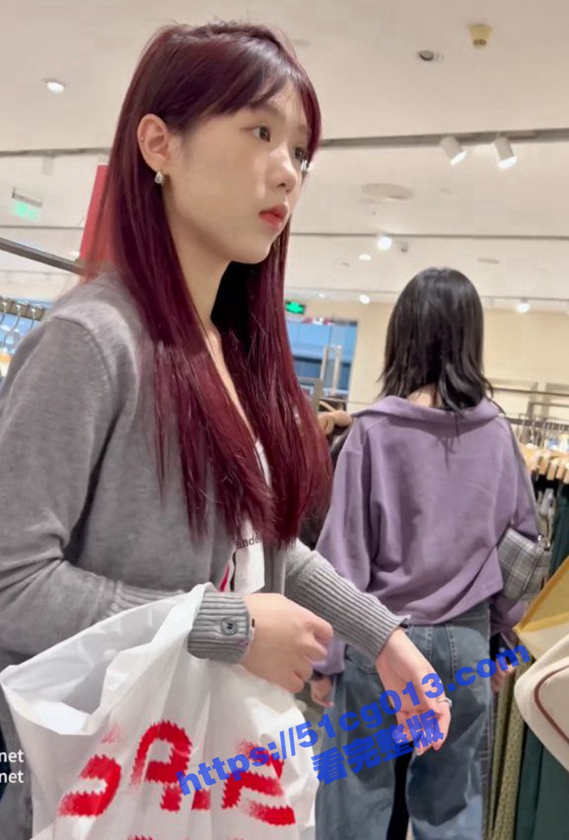 尾随街拍抄底红发气质包臀短裙小姐姐！长相清纯漂亮！性感小内内都卷边边了！