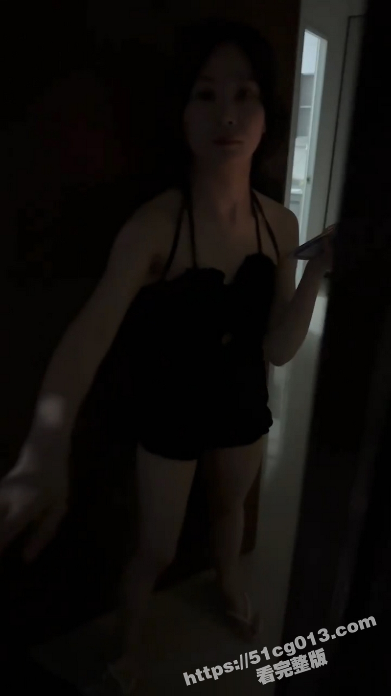 瓜友晚上去嫖娼 卖淫女说：来都来了干一炮再走！看了半天了没找到胸大的 那就你了吧！