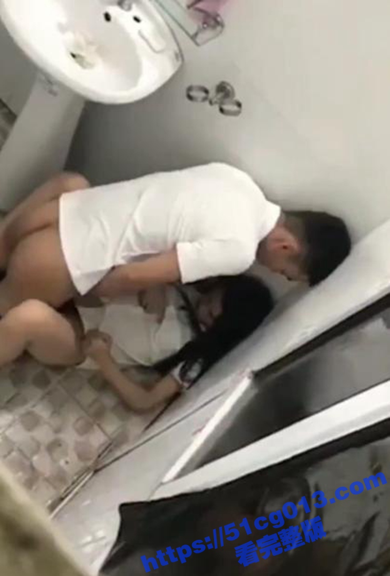 毕业酒会上男同学把班花灌醉带到卫生间无套猛操 被男同学偷拍流出 偷拍的都看硬了！