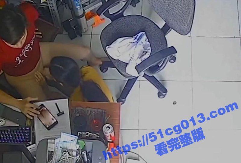 破解摄像头监控偷拍！电脑维修店老板掐着老板娘的脖子按地上暴力怼操做爱 小狗还以为在打架！